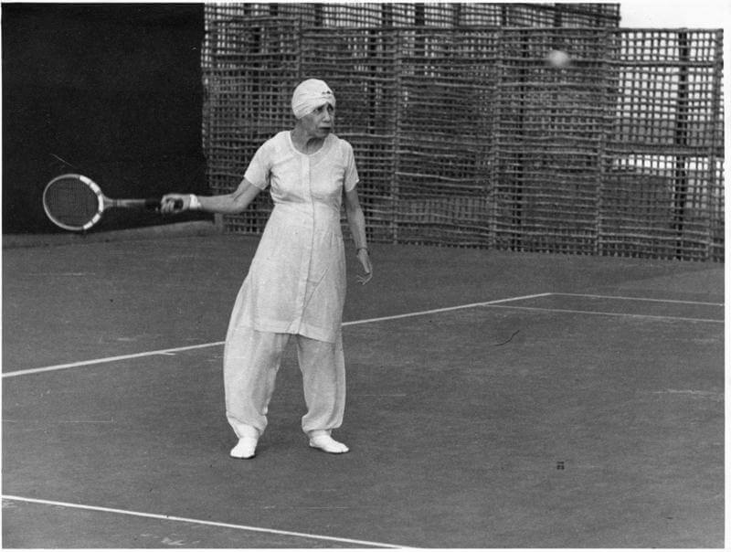 श्री अरविंद आश्रम की श्री माँ टेनिस का खेल