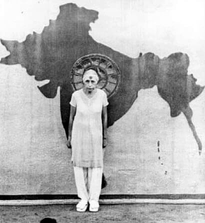 श्रीअरविंद आश्रम की श्री माँ अखंड भारत के चित्र के सामने